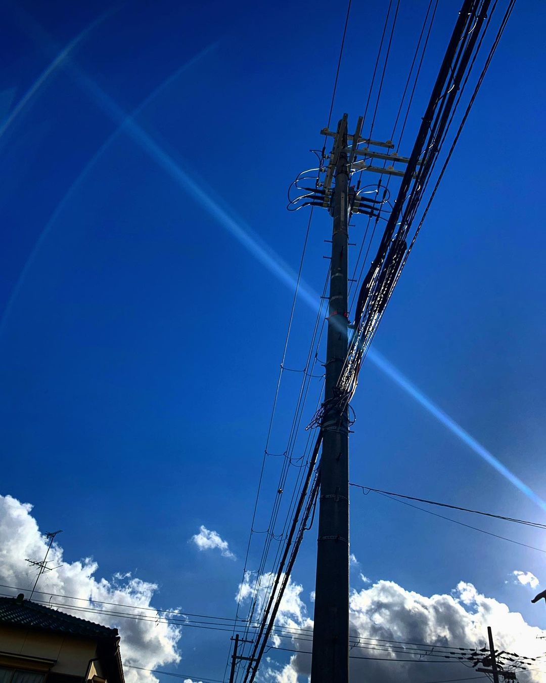 大阪 青空と光の線